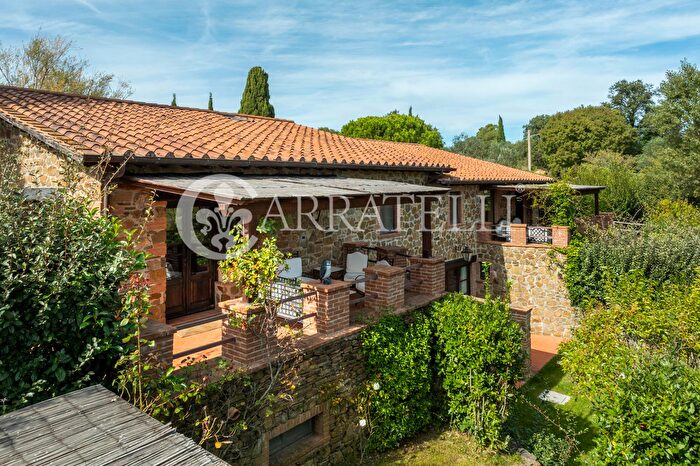 Casa con 12 locali in vendita in Via Case Sparse, Scansano