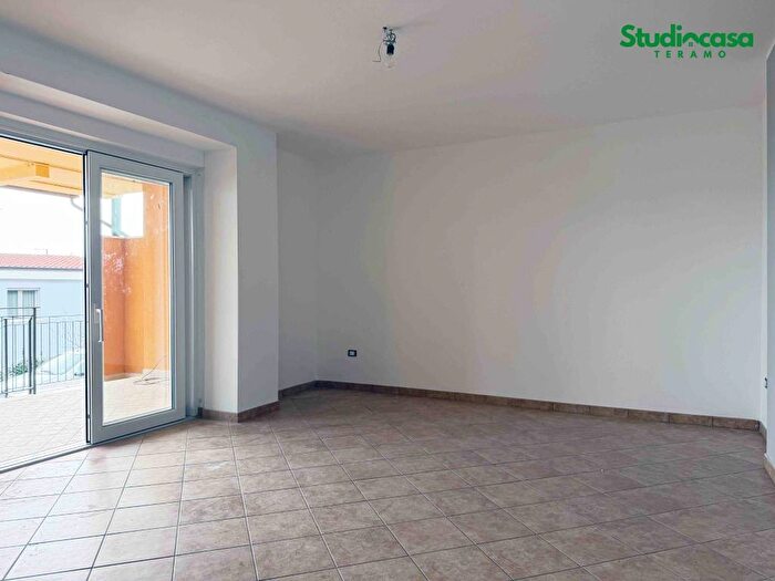 Appartamento quadrilocale in affitto in Via Vincenzo Pilotti, Teramo