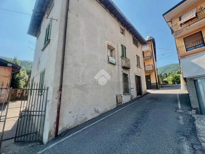 Casa trilocale in vendita in Via Garibaldi, Casazza