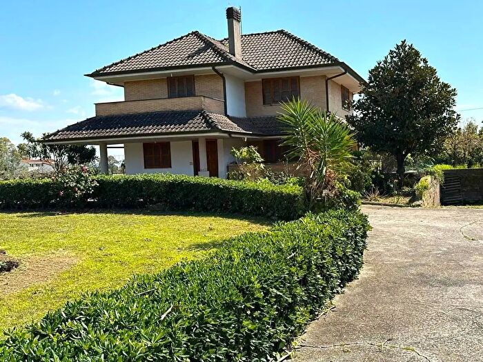 Casa con 6 locali in vendita in Strada della Rosa, Latina