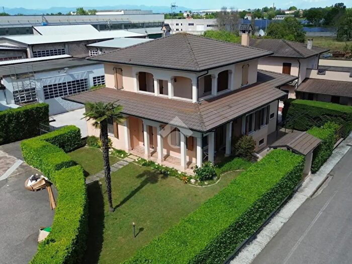 Casa con 8 locali in vendita in Via Unione Europea, Marmirolo