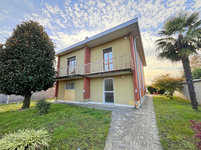 Casa con 6 locali in vendita in Via Verga, Inveruno