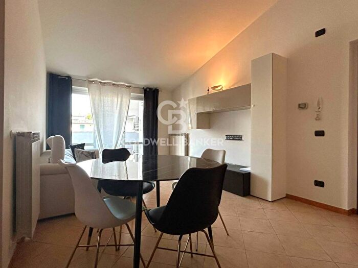 Appartamento trilocale in affitto in Piazza Malvezzi, Centro Storico, Desenzano del Garda
