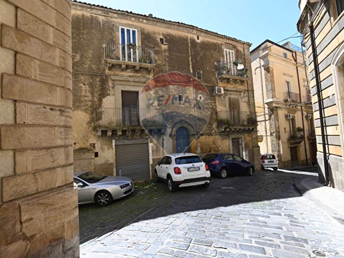 Casa quadrilocale in affitto in Via Infermeria, Centro, Caltagirone