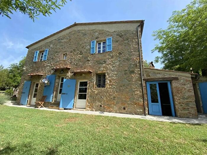 Casa con 14 locali in vendita in Guardistallo
