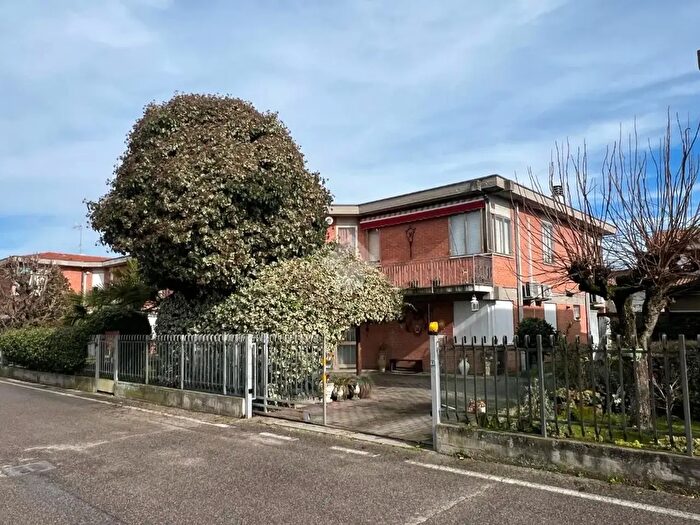 Casa con 5 locali in vendita in Via Enrico Mattei, Costa Di Rovigo