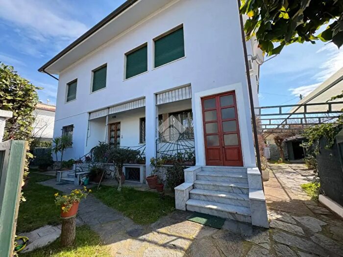 Appartamento con 5 locali in vendita in Via Marina Vecchia, Massa