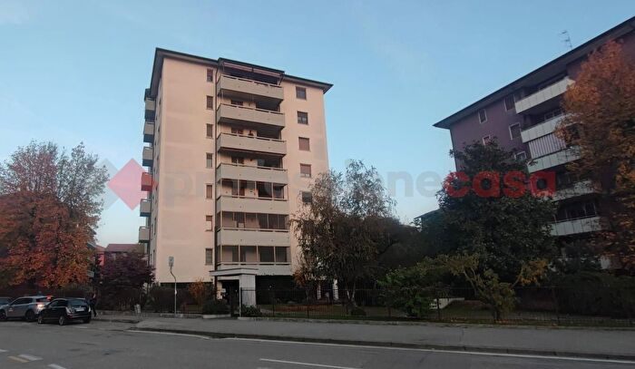 Appartamento trilocale in vendita in Via Togliatti, Locate Di Triulzi