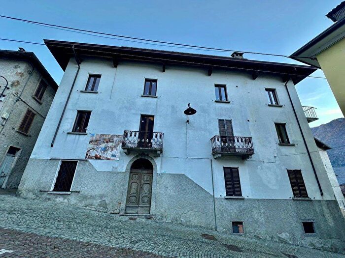 Appartamento con 15 locali in vendita in Via Vittorio Emanuele, Taceno