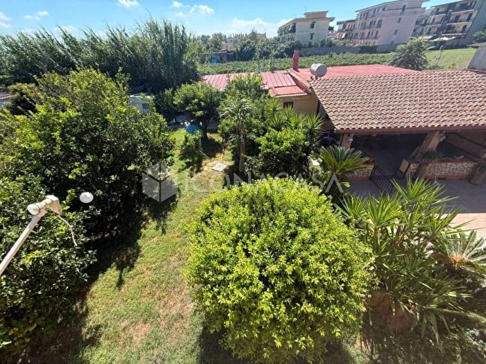 Appartamento quadrilocale in vendita in Viale dei Pini Nord, Varcaturo, Giugliano in Campania