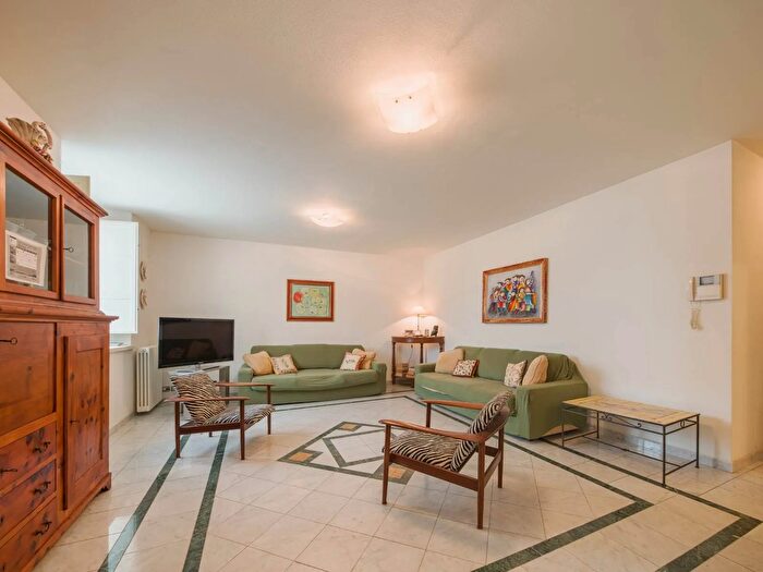 Appartamento con 7 locali in vendita in Via Giuseppe Mazzini, Viareggio