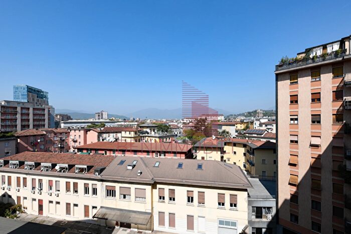 Appartamento trilocale in vendita in Via della Stazione, Brescia