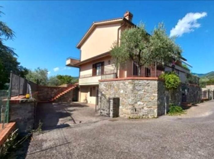 Casa con 6 locali in affitto in Via Dante Alighieri, Centro, Reggello