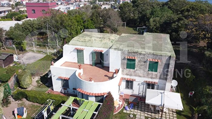 Casa con 5 locali in vendita in Via Pennata, Bacoli