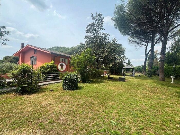 Casa con 5 locali in affitto in Via Pompeo Licinio, Torricola Tor Carbone, Roma