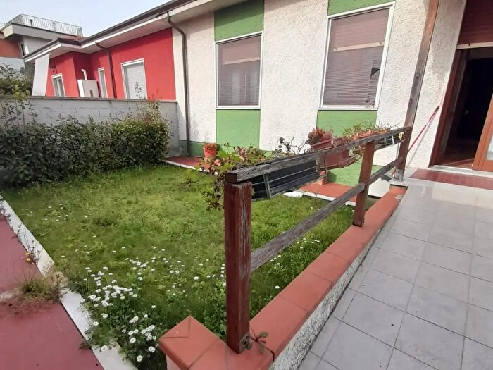 Casa con 9 locali in vendita in Carrara