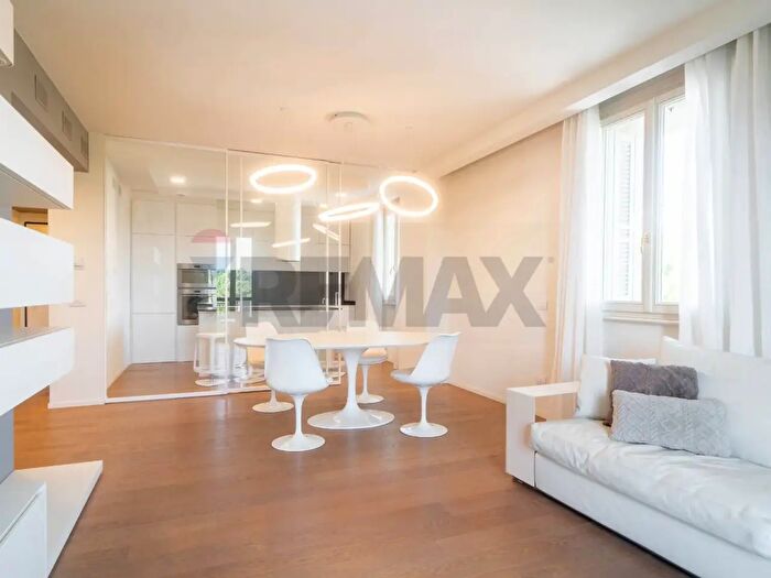 Appartamento con 6 locali in vendita in Via Tanara, Parma