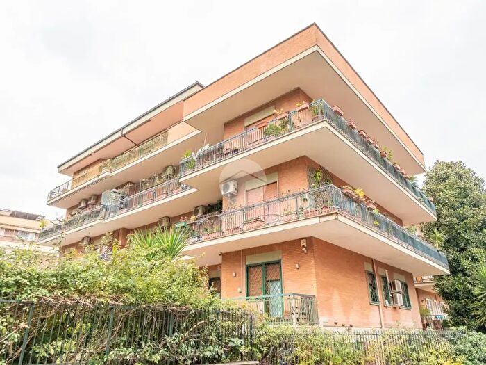 Appartamento trilocale in vendita in Via Suvereto, Roma
