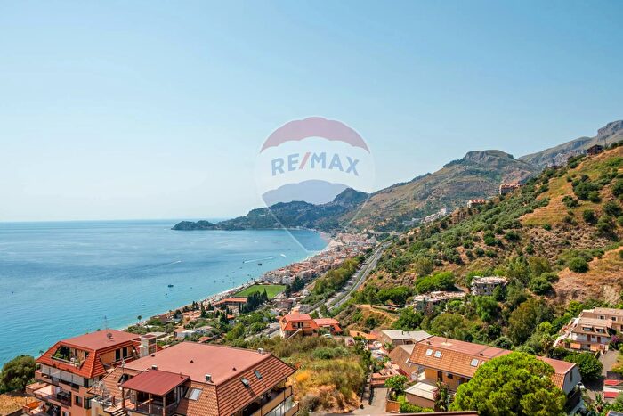 Appartamento quadrilocale in vendita in Via Sillemi, Letojanni