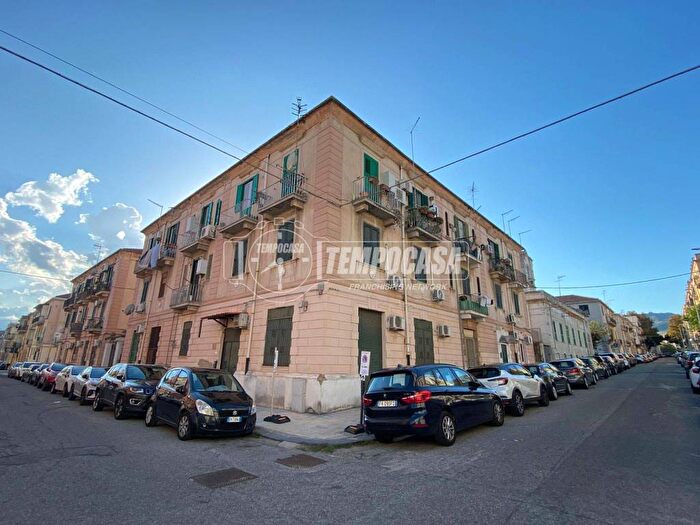 Appartamento trilocale in affitto in Via Reggio Calabria, Quartiere Americano, Messina