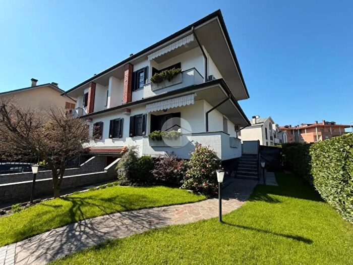 Casa quadrilocale in vendita in Via Gen della Chiesa, Pessano Con Bornago