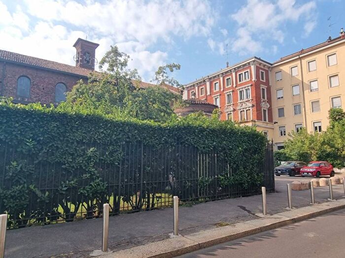 Appartamento trilocale in vendita in Piazzetta Adolfo Beria d'Argentine, Corso Genova, Milano