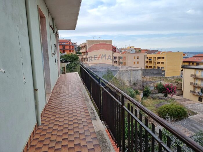 Appartamento con 6 locali in vendita in Via GE Rizzo, Melilli