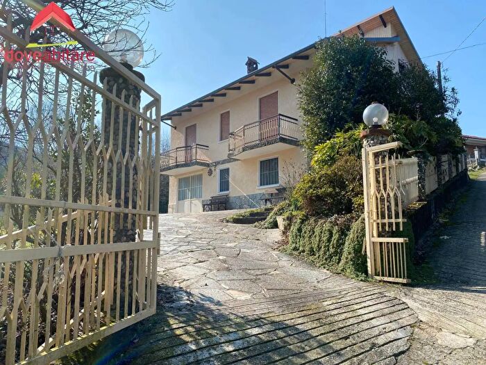 Casa con 8 locali in vendita in Bricherasio