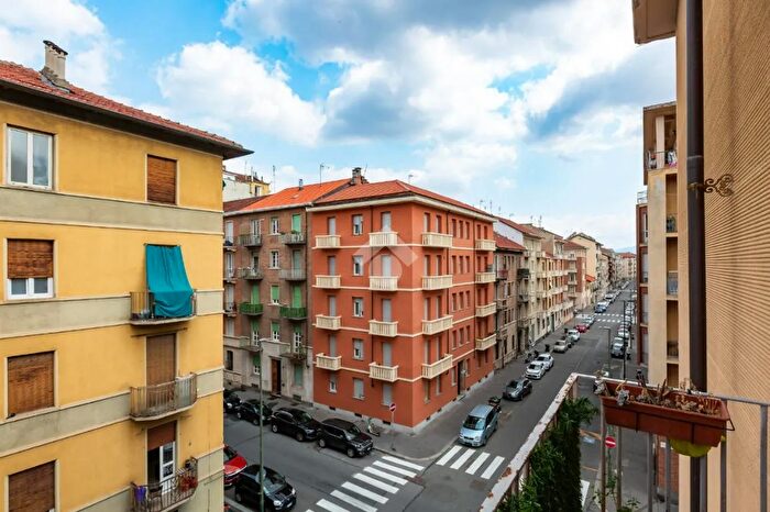 Appartamento trilocale in vendita in Via Borgosesia, Torino