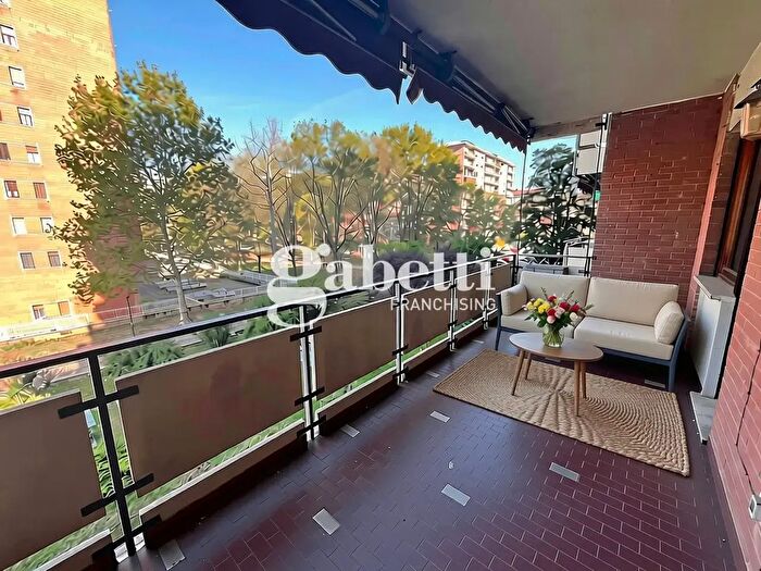 Appartamento con 6 locali in vendita in Via Buenos Aires, Torino