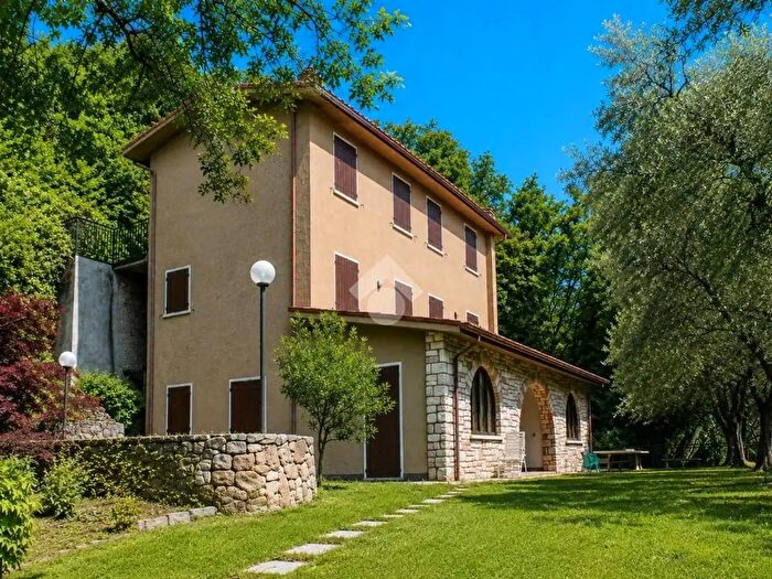 Casa con 10 locali in vendita in Via Mazurine, Torri Del Benaco