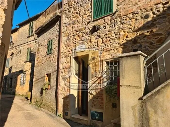 Casa con 9 locali in vendita in Monticiano
