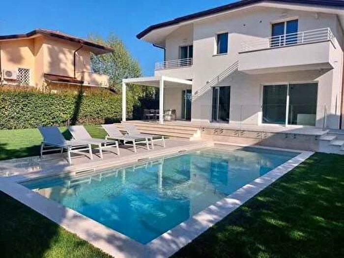 Casa con 6 locali in affitto in Via Cristoforo Colombo, Pietrasanta
