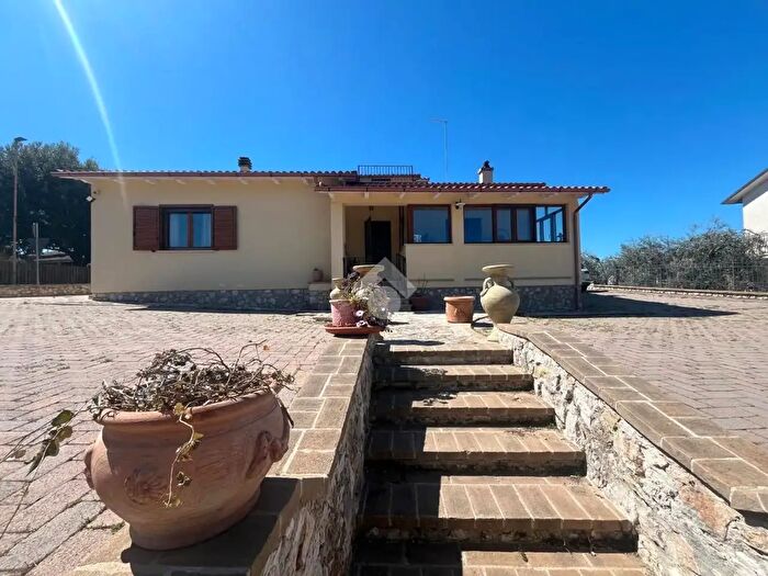 Appartamento con 9 locali in vendita in Via Carlo Alberto, Amelia