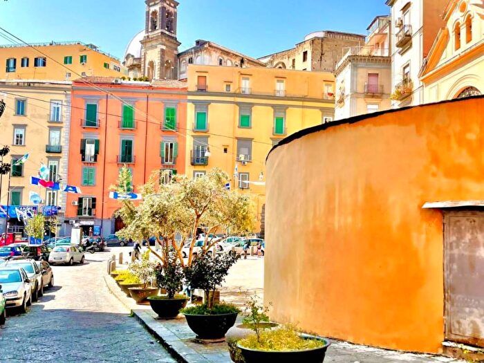 Appartamento monolocale in affitto in Salita Pontenuovo, Tribunali, Napoli