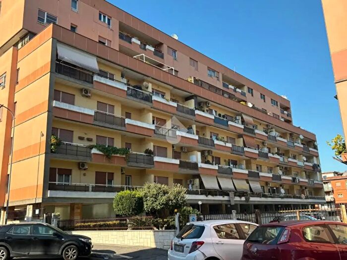 Appartamento con 5 locali in affitto in Via Silvio Pellico, Pomezia
