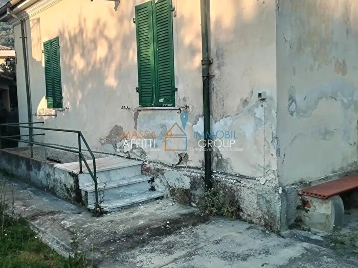 Casa con 7 locali in vendita in Via Petroniano, Massa