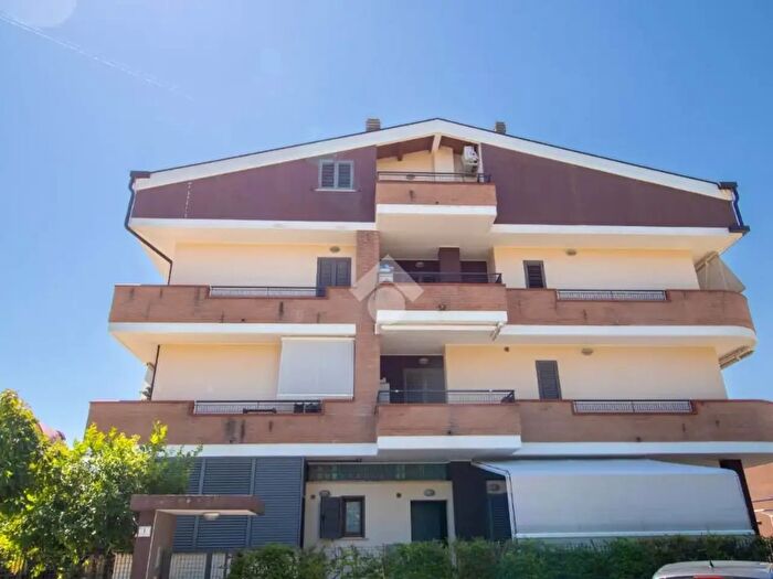 Appartamento con 6 locali in vendita in Via Sicilia, Tortoreto