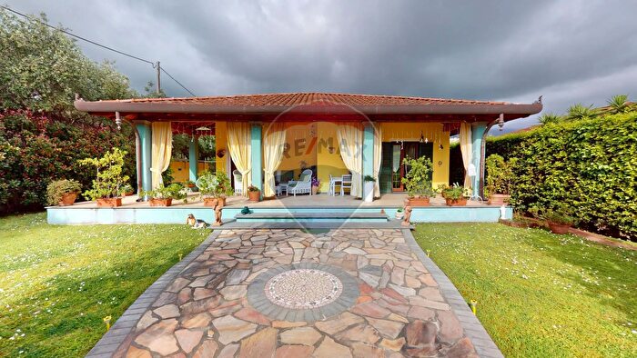 Casa con 9 locali in vendita in Seravezza