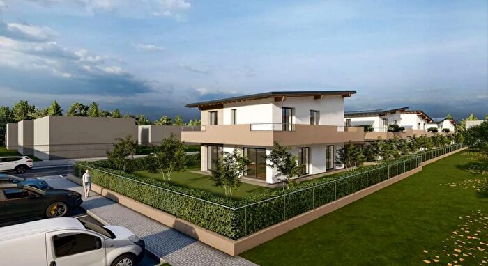 Casa quadrilocale in vendita in Via Milano, Carate Brianza