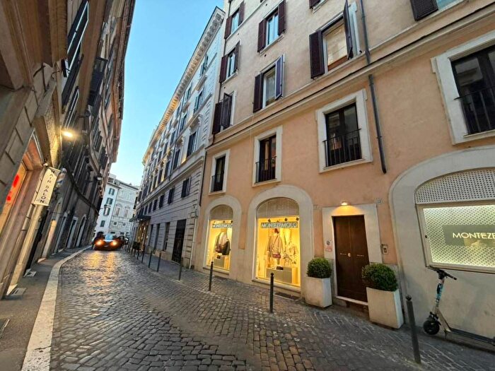 Appartamento quadrilocale in affitto in Via di Santa Chiara, Pantheon, Roma