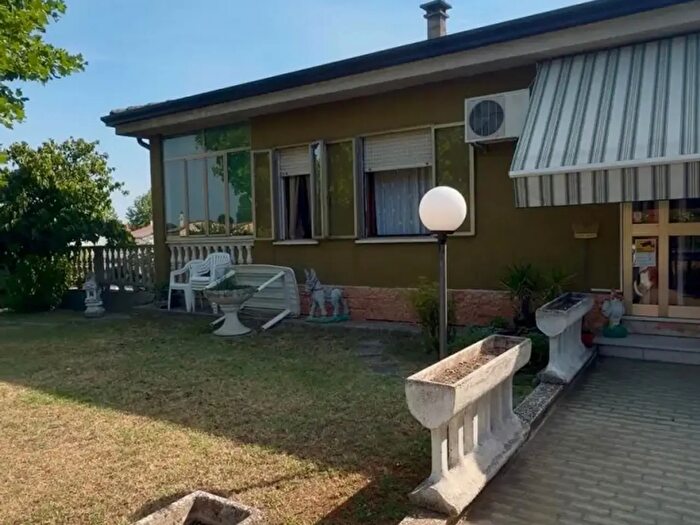 Casa con 10 locali in vendita in Badia Polesine