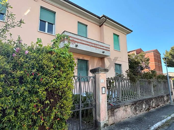 Appartamento con 5 locali in vendita in Lungarno Giovanni al Gatano, Pisa