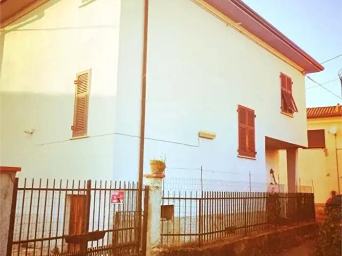 Casa con 5 locali in vendita in Luni