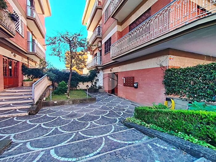 Appartamento trilocale in vendita in Via Emilio Praga, Roma