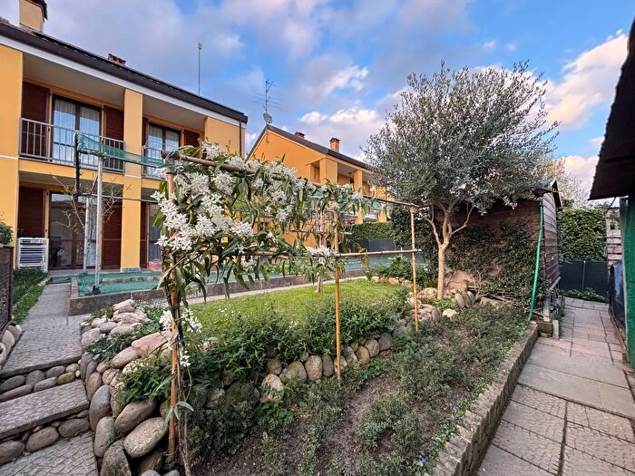 Casa con 6 locali in vendita in Via Alzate, Oleggio