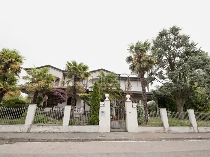 Casa con 8 locali in vendita in Via Ruggero Leoncavallo, Lainate
