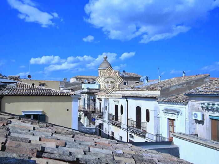 Appartamento con 7 locali in affitto in Via Principe Umberto, Noto