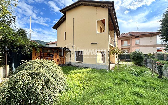 Casa con 8 locali in vendita in Via Felice Coppa, Biella
