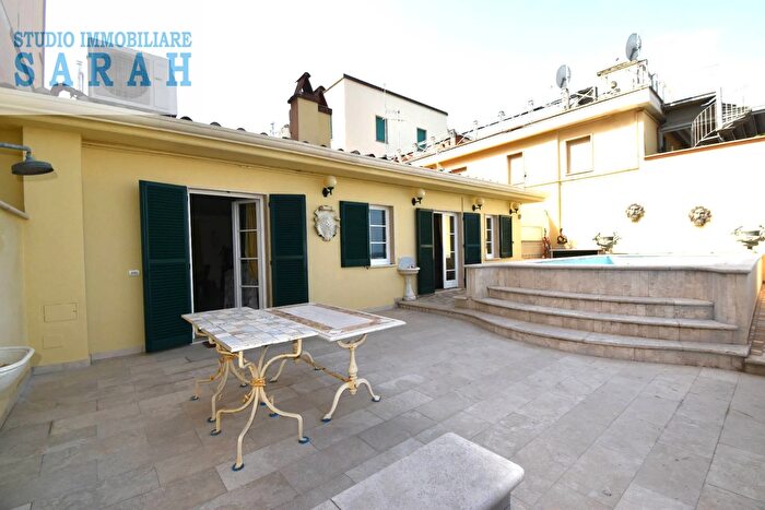 Appartamento con 5 locali in vendita in Piazza dAzeglio, Viareggio